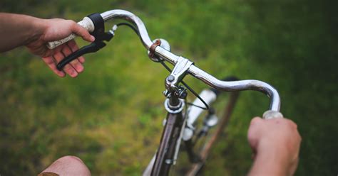 How to Tighten Bike Handlebars: A Comprehensive Guide and the Art of Balancing Coffee While Cycling